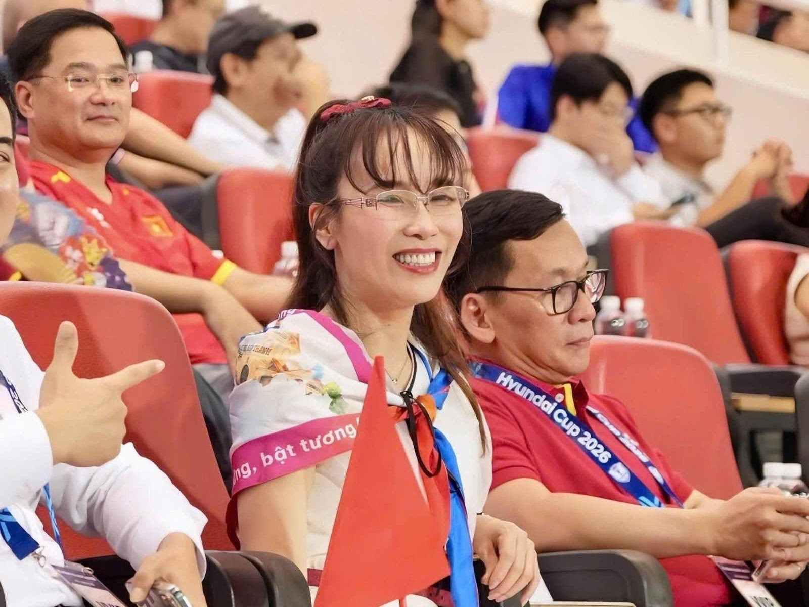 Tỷ ph&uacute; Nguyễn Thị Phương Thảo tặng qu&agrave; đặc biệt cho đội tuyển Việt Nam sau chức v&ocirc; địch Đ&ocirc;ng Nam &Aacute; - Ảnh 1.