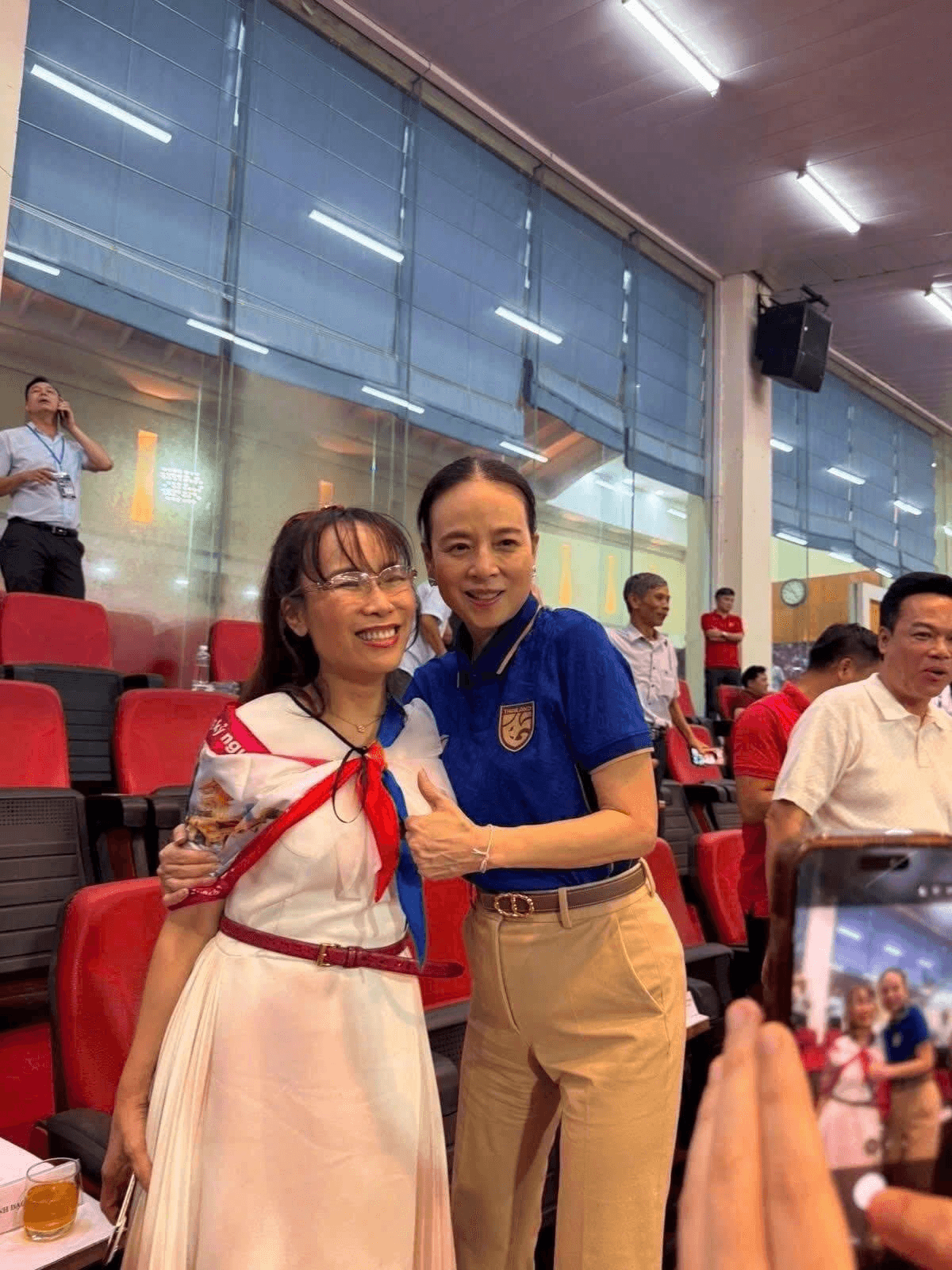 Tỷ ph&uacute; Nguyễn Thị Phương Thảo tặng qu&agrave; đặc biệt cho đội tuyển Việt Nam sau chức v&ocirc; địch Đ&ocirc;ng Nam &Aacute; - Ảnh 3.