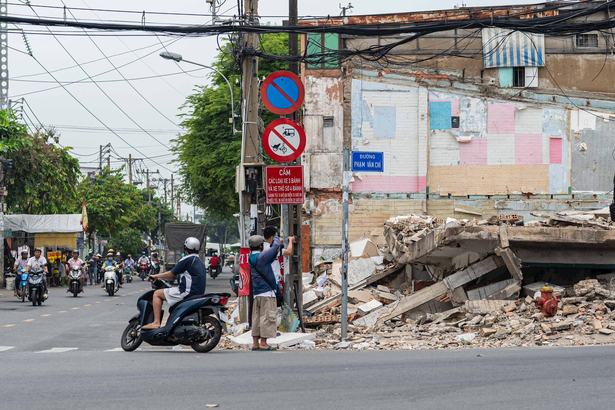 Cận cảnh đại c&ocirc;ng trường cầu đường B&igrave;nh Ti&ecirc;n 6.300 tỷ: M&aacute;y m&oacute;c rầm rộ san lấp mặt bằng, BĐS khu Nam chờ trục kết nối mới - Ảnh 5.