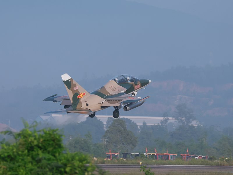 Chiến đấu cơ của Việt Nam d&agrave;i gần 12 m&eacute;t, bay hơn 900 km/h, mang bom v&agrave; t&ecirc;n lửa lần đầu triển khai nhiệm vụ đặc biệt ở Gia Lai - Ảnh 1.